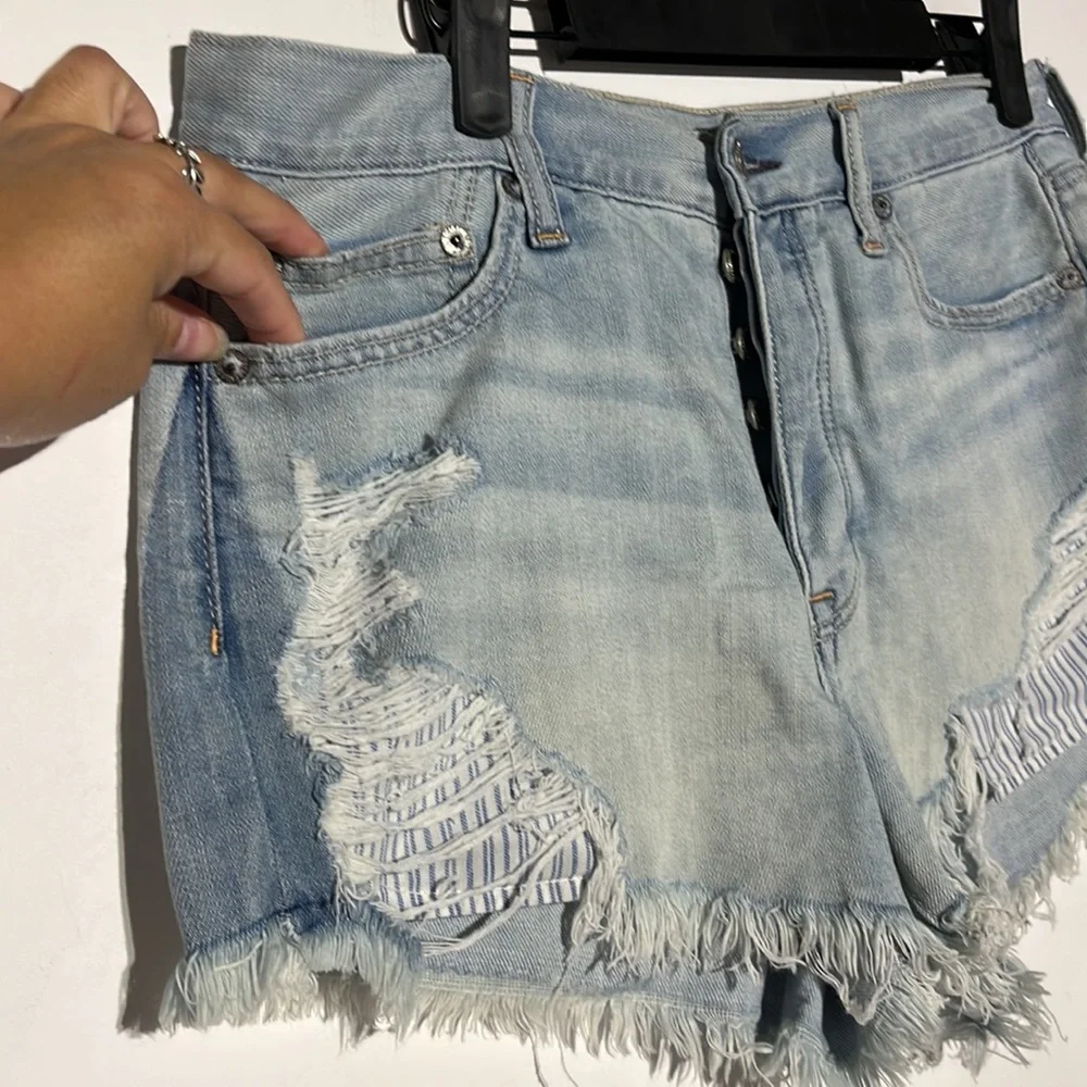 American Eagle Vintage Hi-Rise Festival Light Wash Distressed Denim Shorts 8
